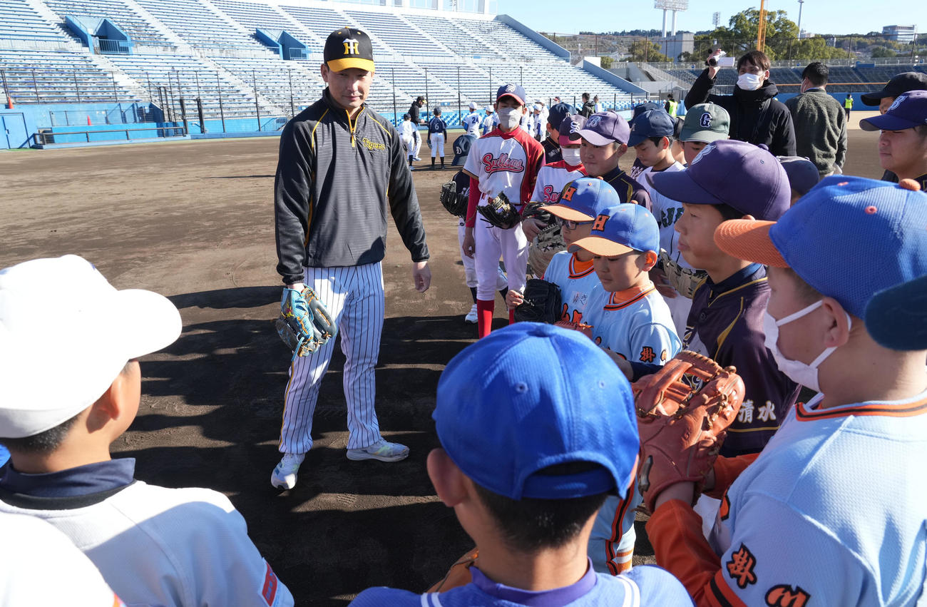 プロ野球静岡県人会　野球教室で子どもたちにアドバイスをする岩崎（撮影・森本幸一）