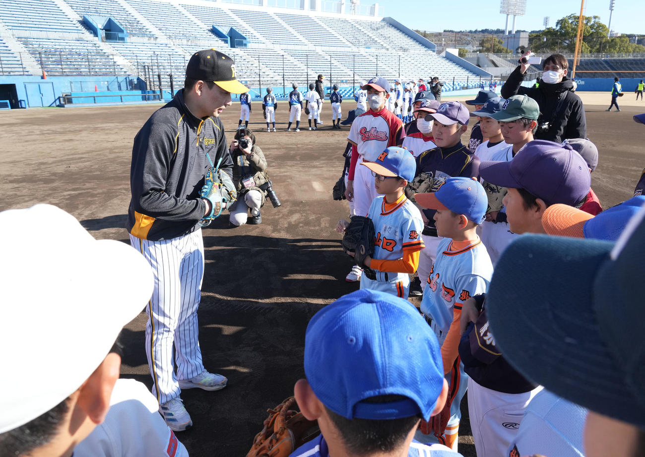 プロ野球静岡県人会　野球教室で子どもたちにアドバイスをする岩崎（撮影・森本幸一）