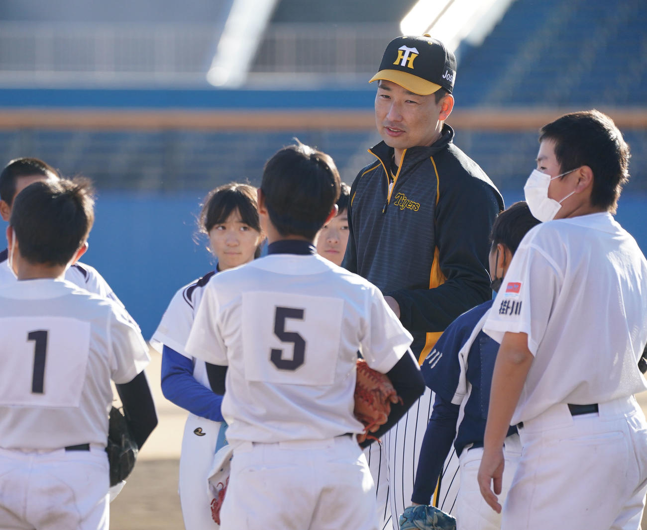 プロ野球静岡県人会　野球教室で子どもたちにアドバイスをする岩崎（撮影・森本幸一）
