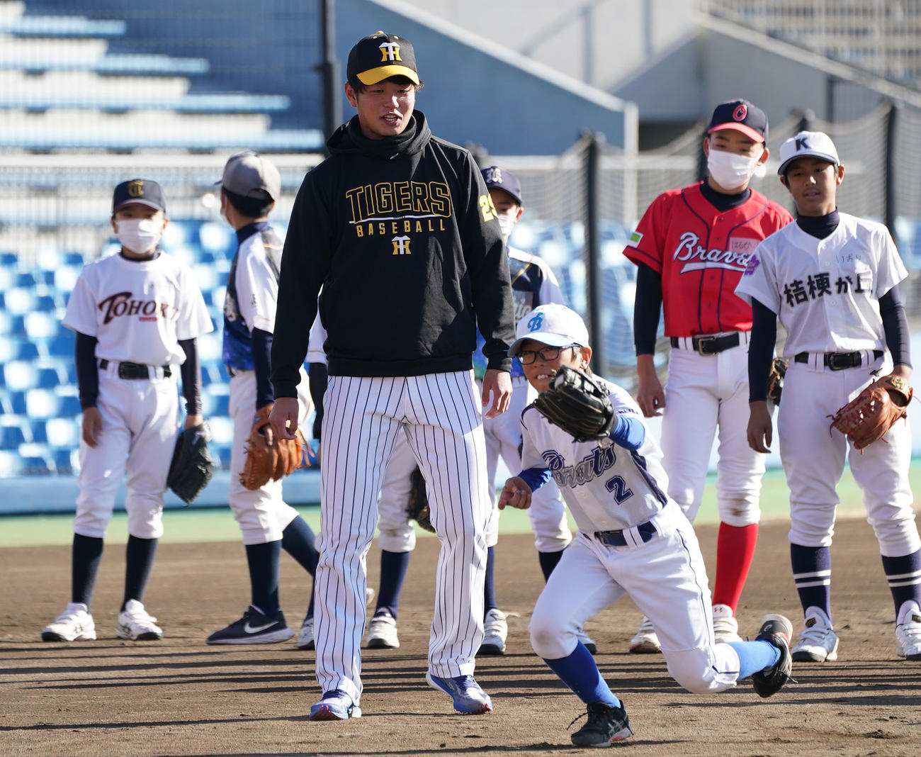 プロ野球静岡県人会　野球教室で子どもたちの練習を見つめる高橋（撮影・森本幸一）