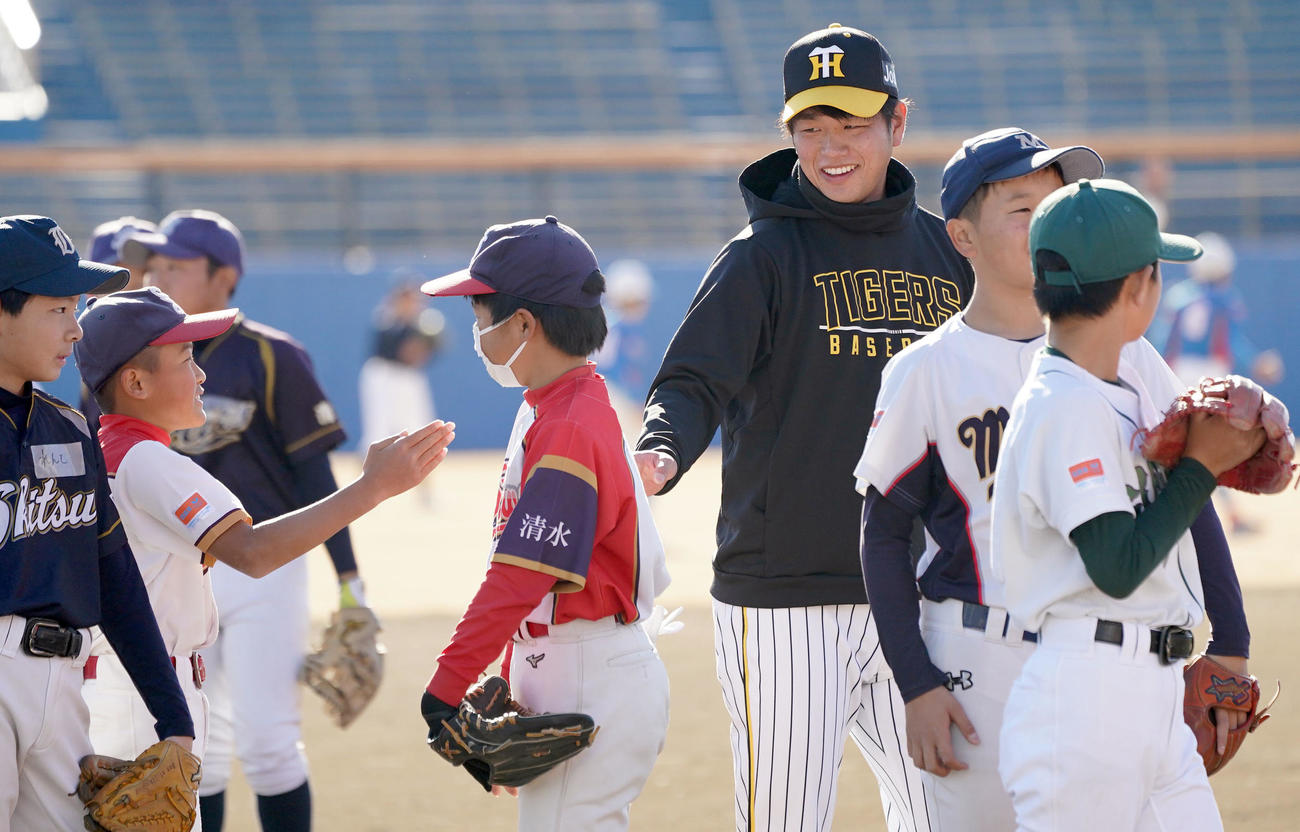 プロ野球静岡県人会　野球教室で子どもたちにアドバイスをする高橋（撮影・森本幸一）