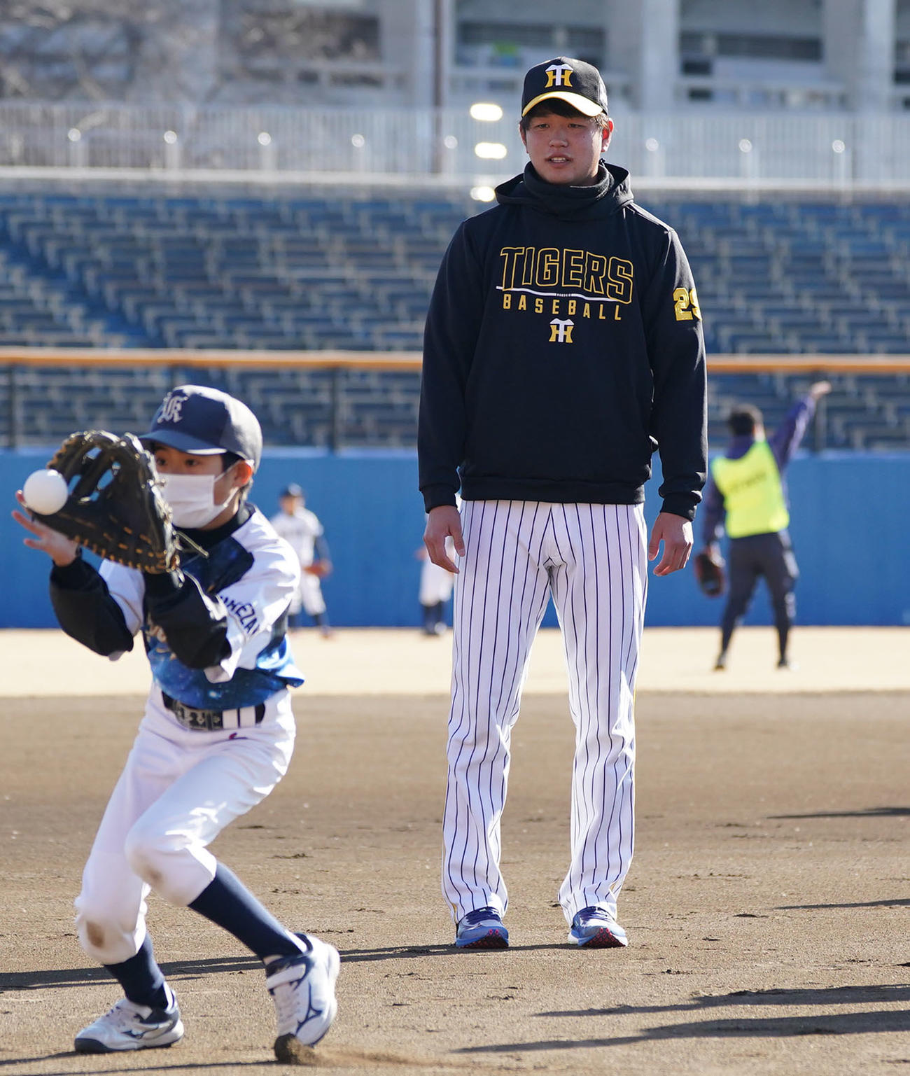 プロ野球静岡県人会　野球教室で子どもたちの練習を見つめる高橋（撮影・森本幸一）