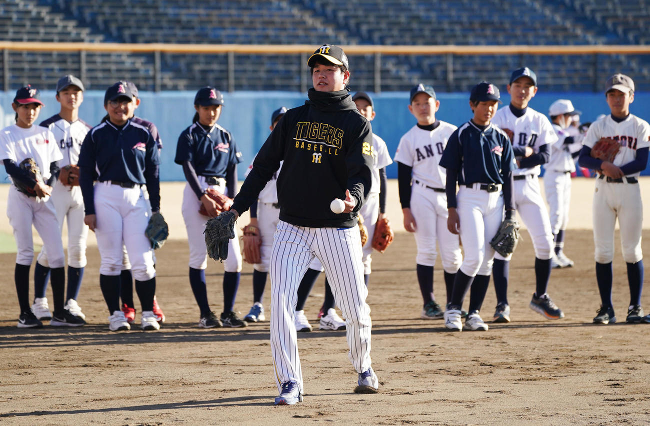プロ野球静岡県人会　野球教室で子どもたちにアドバイスをする高橋（撮影・森本幸一）