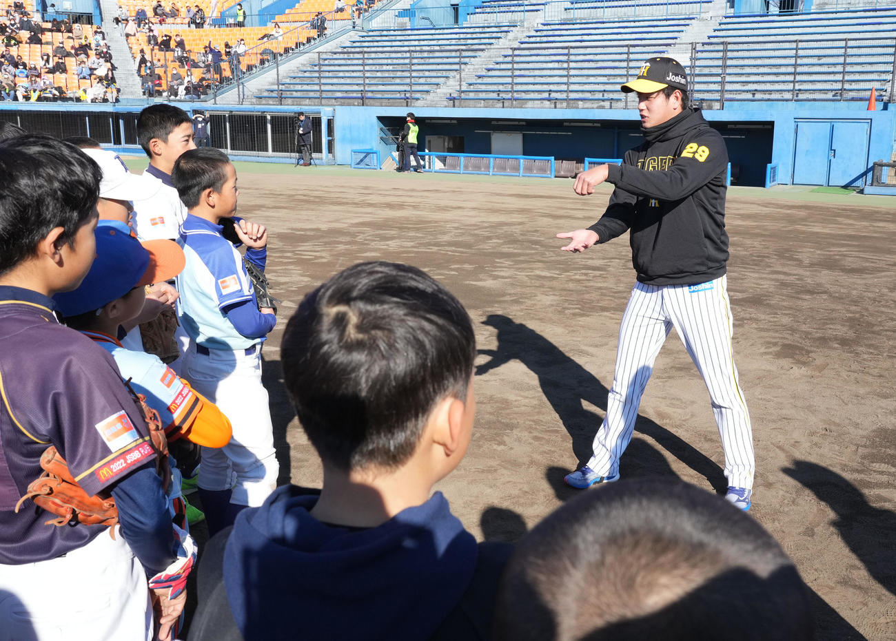 プロ野球静岡県人会　野球教室で子どもたちにアドバイスをする高橋（撮影・森本幸一）