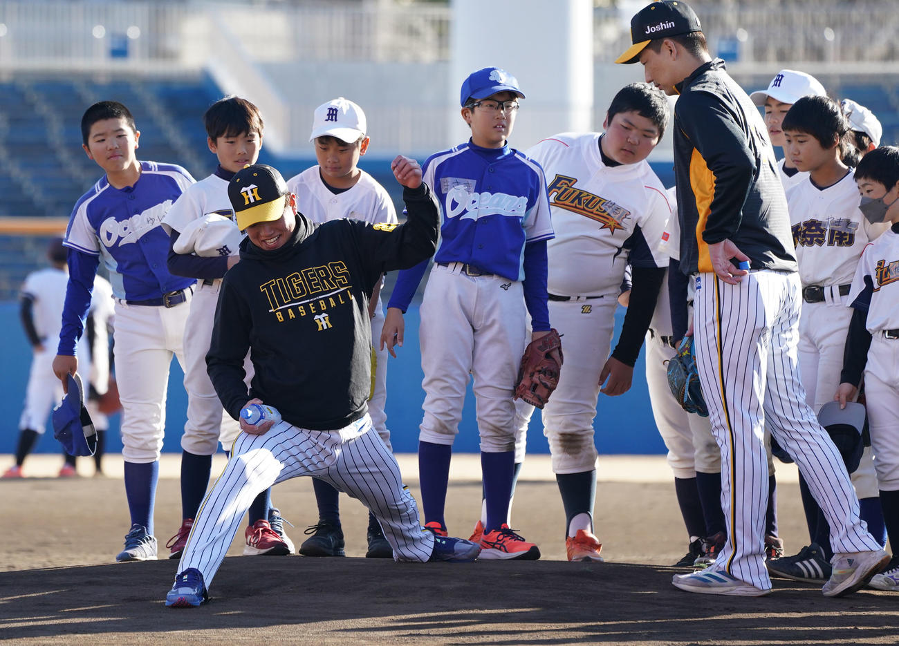 野球教室で子どもたちにマウンドから投球フォームを披露する高橋（手前・左）（撮影・森本幸一）