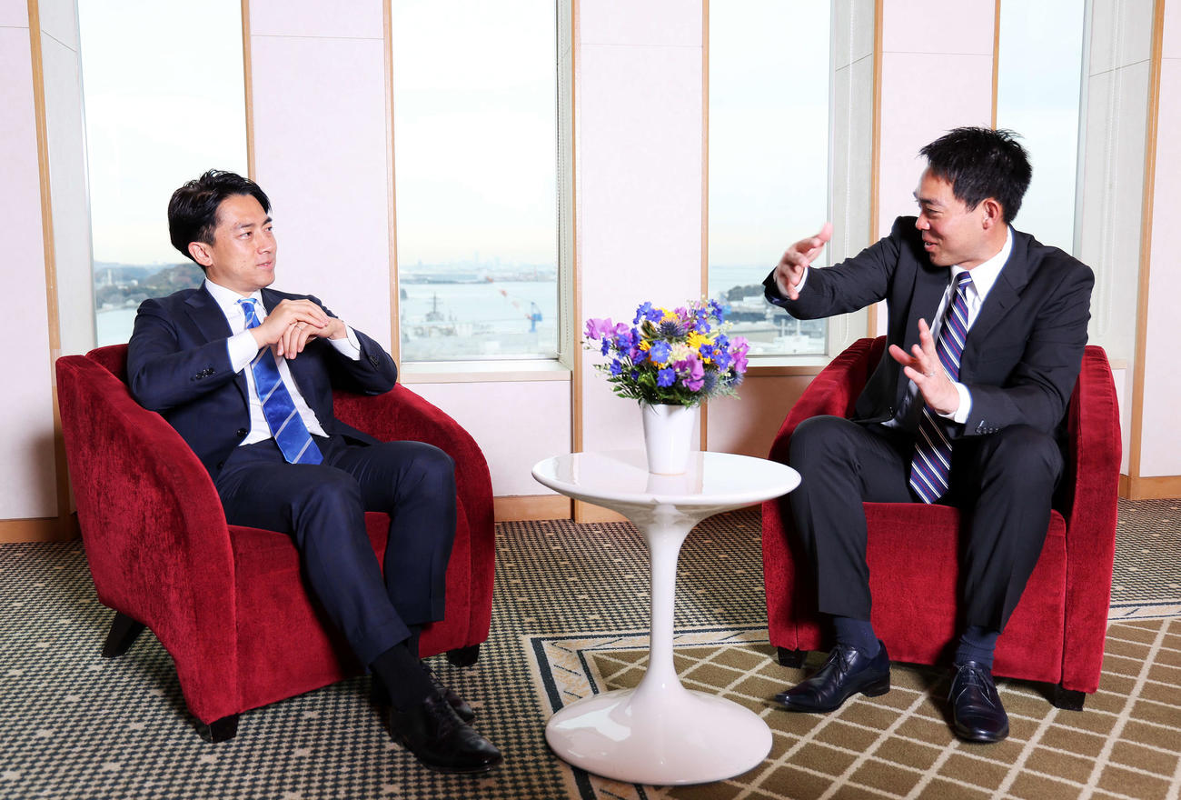 対談する小泉進次郎氏（左）と広島秋山（撮影・河田真司）