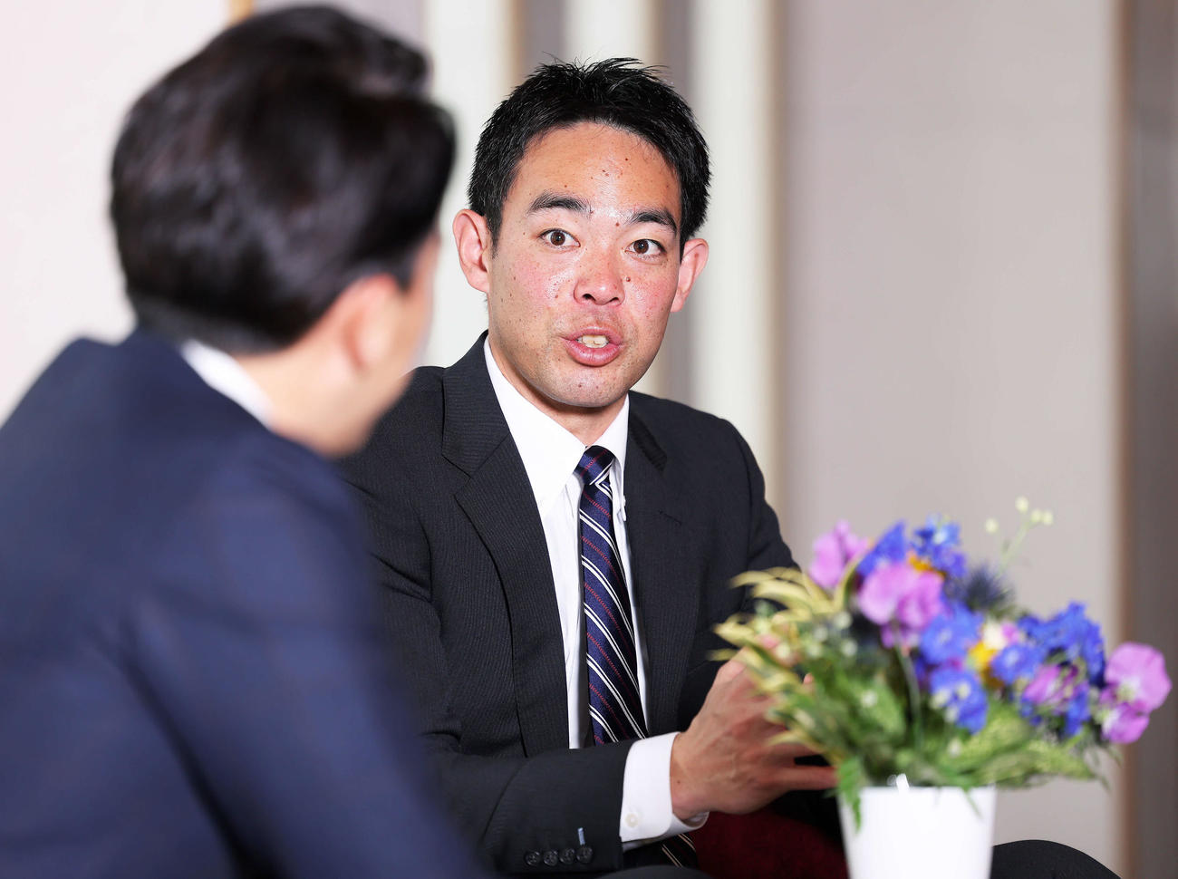 小泉進次郎氏（手前）と対談する広島秋山（撮影・河田真司）