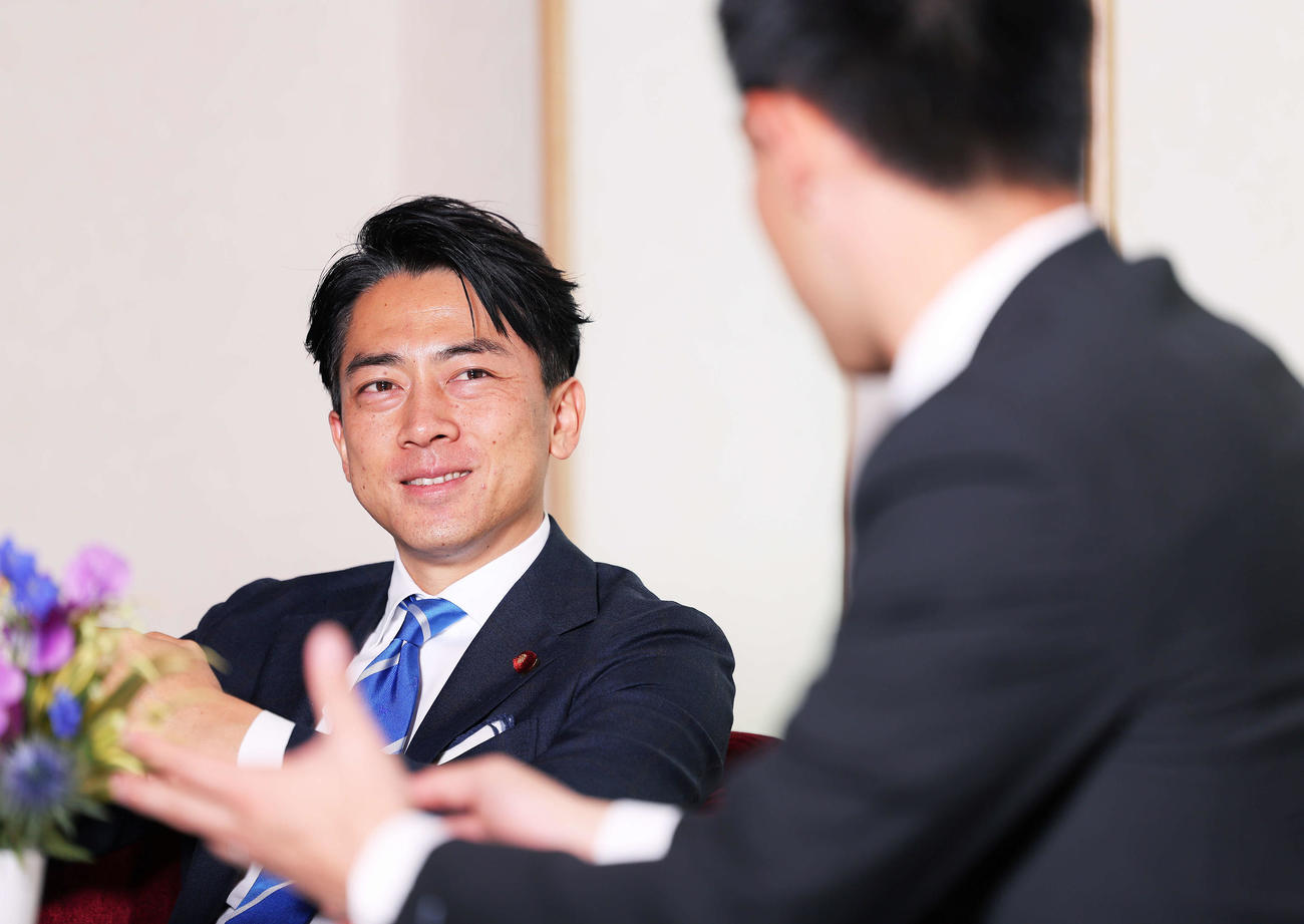 広島秋山（手前）と対談する小泉進次郎氏（撮影・河田真司）