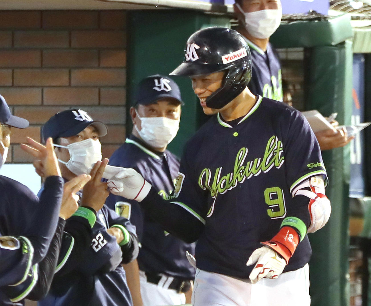 楽天対ヤクルト　4回表ヤクルト1死、3打席連続の本塁打を放ちタッチを交わす塩見（右）を見つめる高津監督（左）（2022年5月27日撮影）