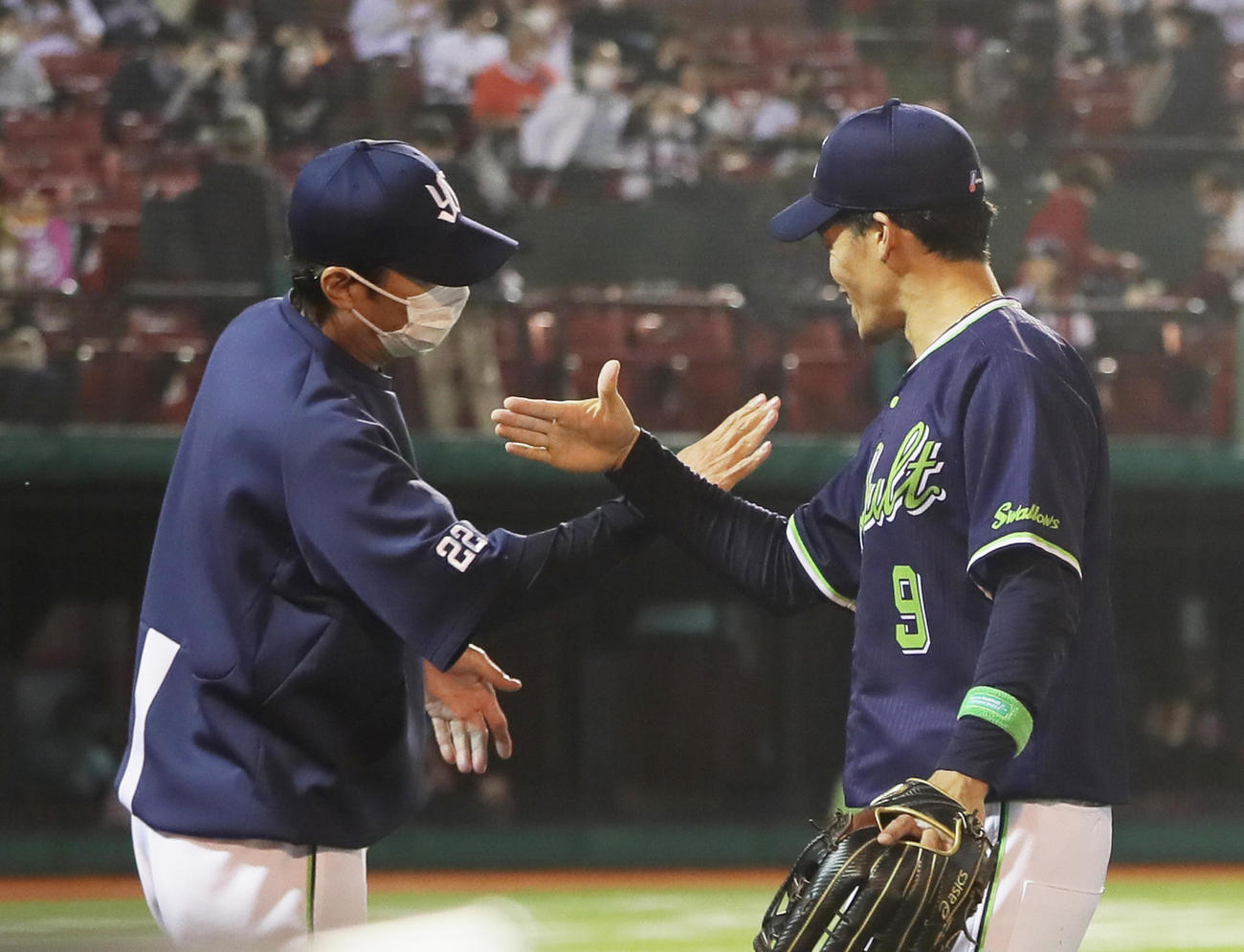 楽天対ヤクルト　3打席連続本塁打のヤクルト塩見（右）は高津監督とタッチ（2022年5月27日撮影）