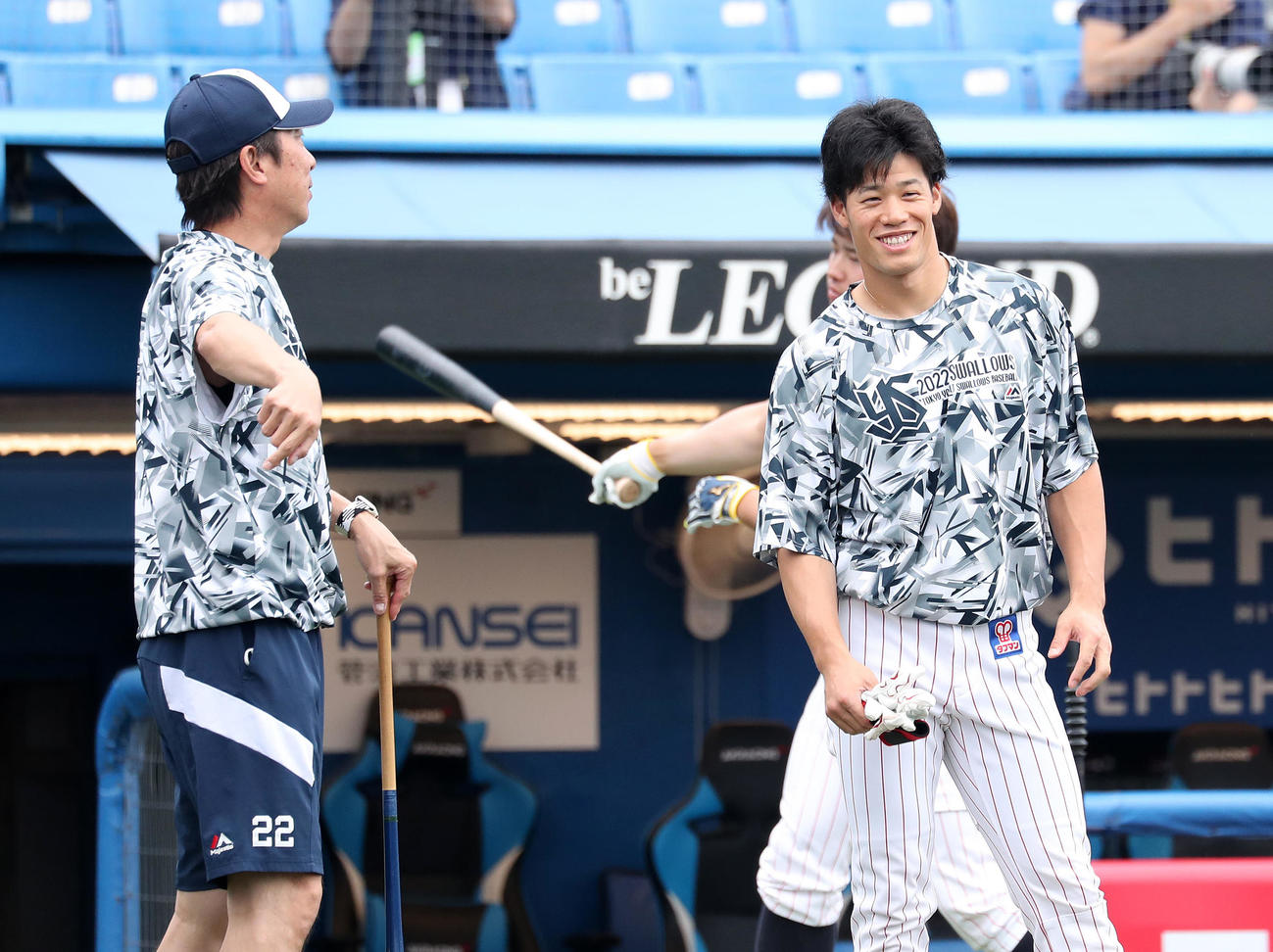 ヤクルト対DeNA　ヤクルト高津監督（左）と笑顔で話す塩見（2022年7月3日撮影）