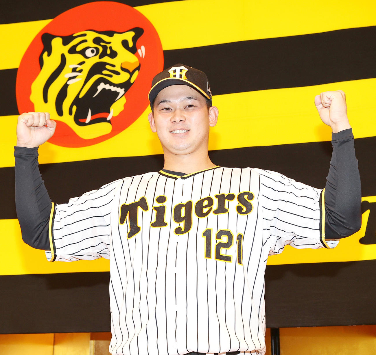 12日、入団発表で笑顔を見せる阪神育成1位の野口