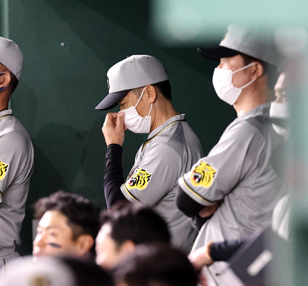 4月3日、巨人戦で開幕9連敗となりうつむく矢野監督