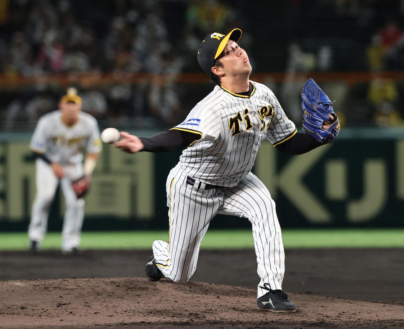最優秀防御率投手賞、勝率第1位投手賞、最多勝利投手賞の投手3冠に輝いた阪神青柳（2022年9月20日撮影）
