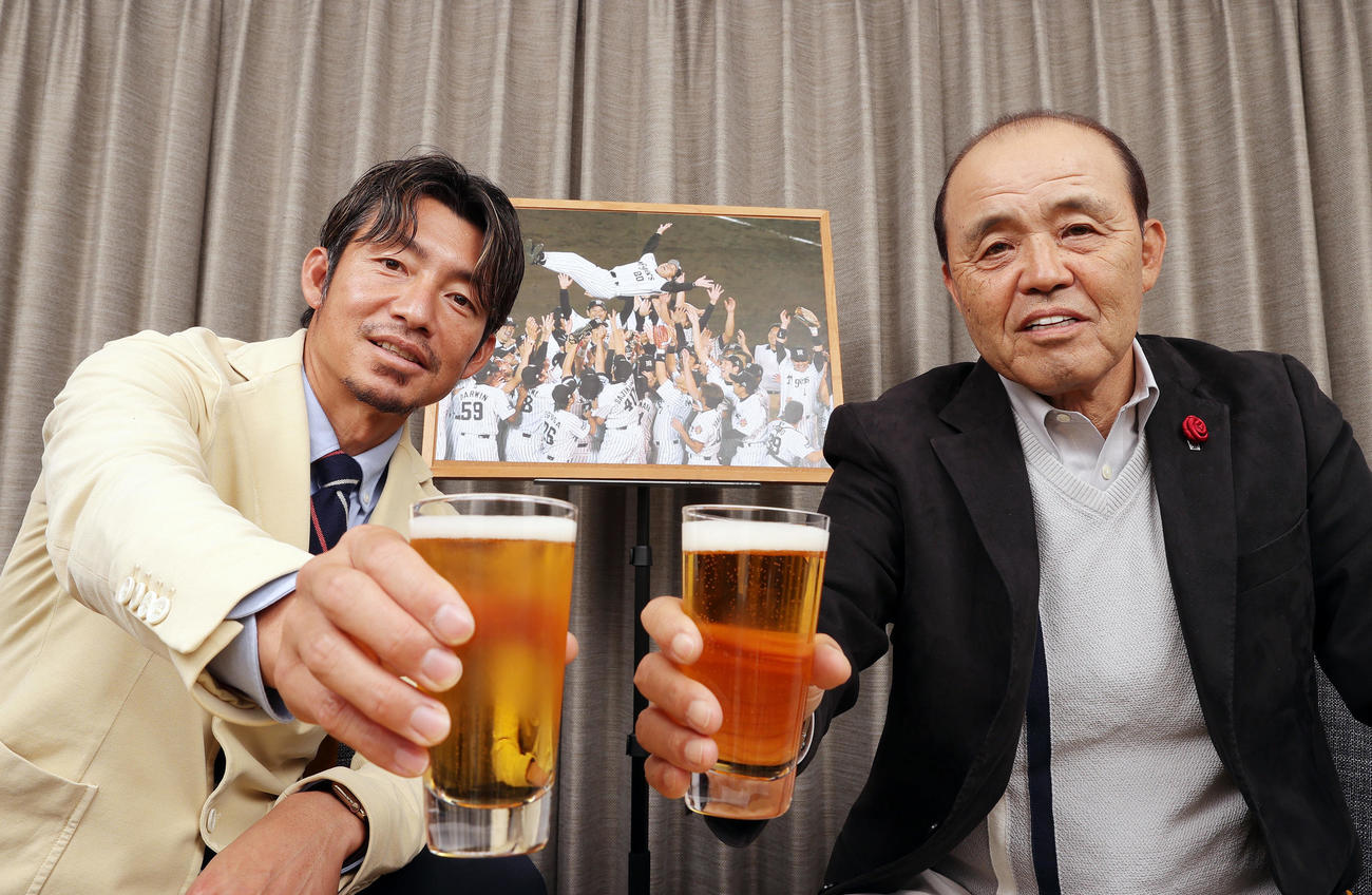 対談を終え「『アレ』を達成した際には乾杯しましょう！」とビールの入ったグラスを手にする阪神岡田監督（右）と本紙評論家の鳥谷氏（撮影・前田充）