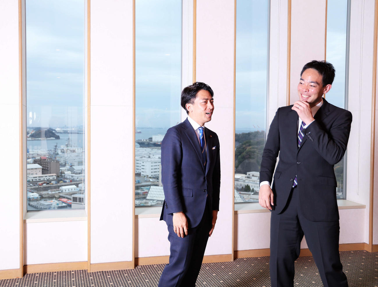 対談後、横須賀の港を背に会話する小泉進次郎氏（左）と広島秋山（撮影・河田真司）