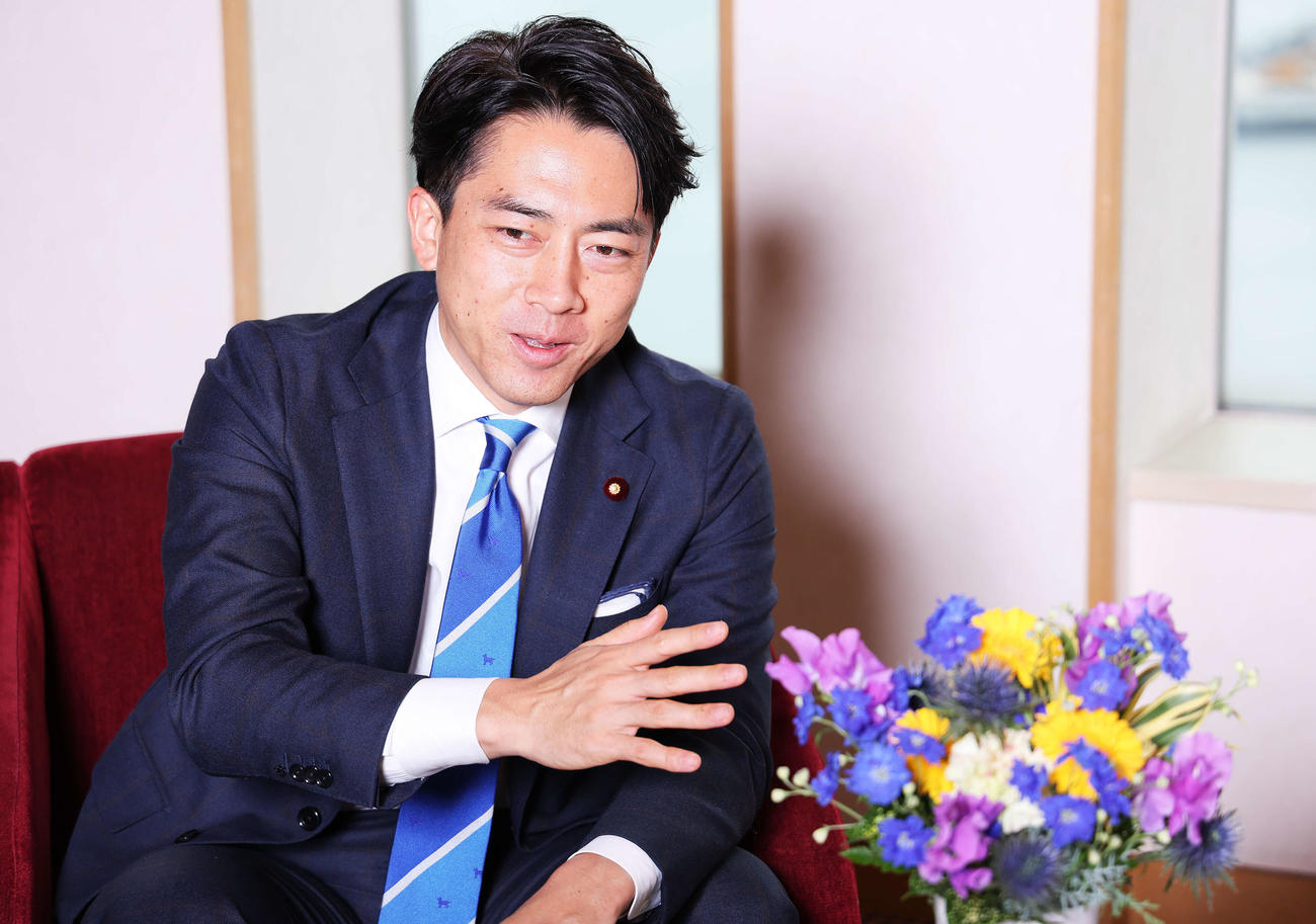 広島秋山と対談する小泉進次郎氏（撮影・河田真司）