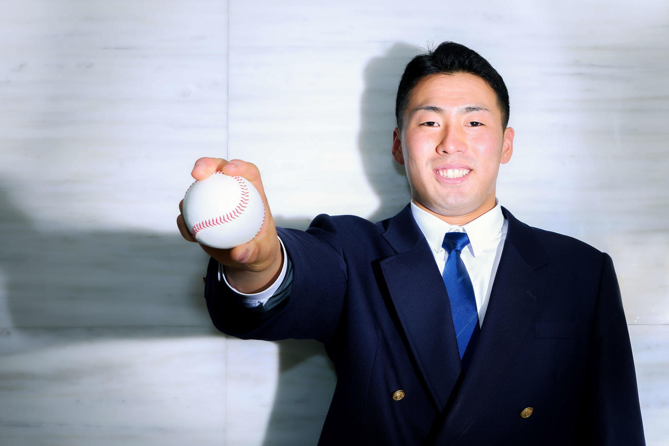高校時代の思い出を語った巨人ドラフト1位の高松商・浅野（撮影・河田真司）