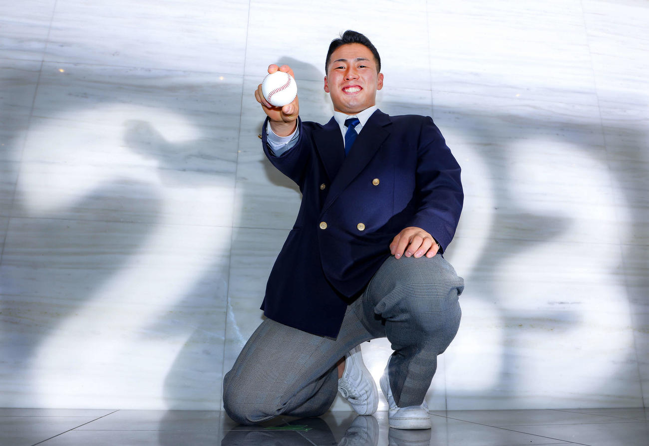 高校時代の思い出を語った巨人ドラフト1位の高松商・浅野（撮影・河田真司）