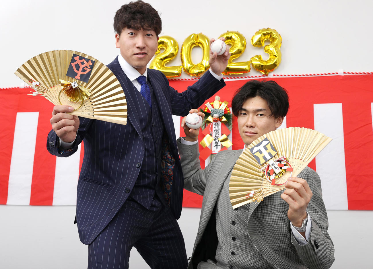 2023年正月対談・阪神湯浅京己と巨人大勢　正月対談を行った巨人大勢（左）と阪神湯浅京己は扇子とボールを手にポーズを決める（撮影・上山淳一）