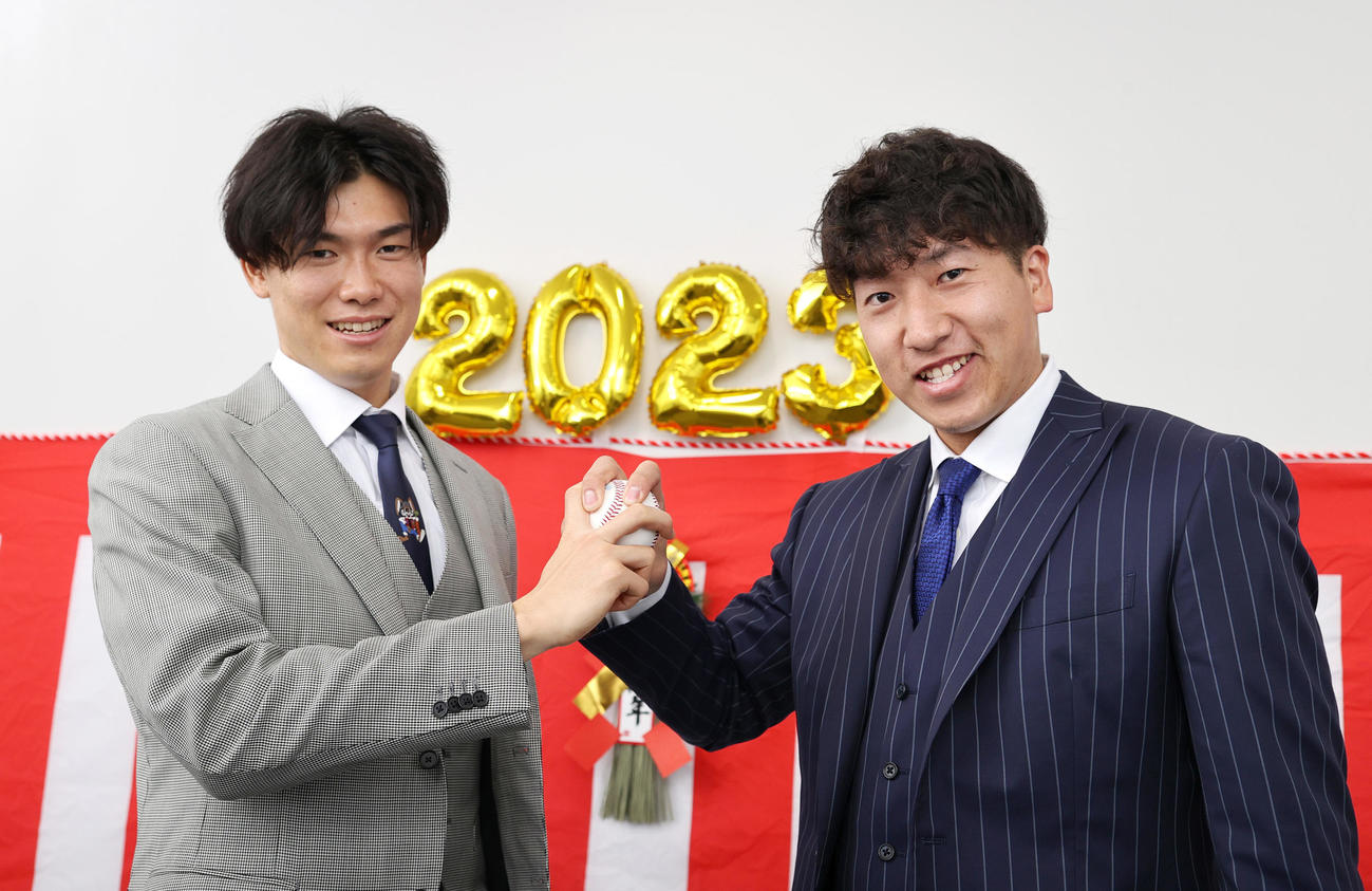 2023年正月対談・阪神湯浅京己と巨人大勢　正月対談を行った阪神湯浅京己（左）と巨人大勢（撮影・上山淳一）