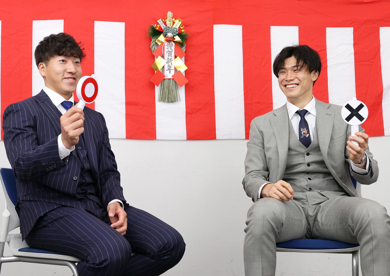 笑顔で対談する巨人大勢（左）と阪神湯浅京己（撮影・上山淳一）
