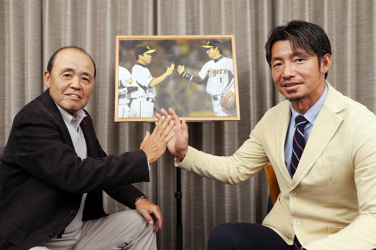 07年の写真を再現してタッチを交わす阪神岡田監督（左）と日刊スポーツ評論家の鳥谷敬氏（撮影・前田充）