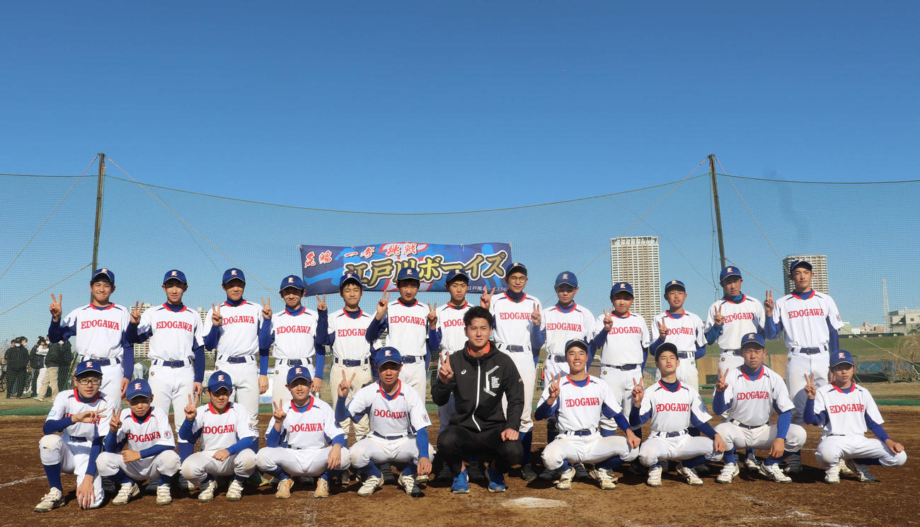 中学時代に所属した江戸川ボーイズの後輩たちと記念撮影する巨人秋広（撮影・小早川宗一郎）