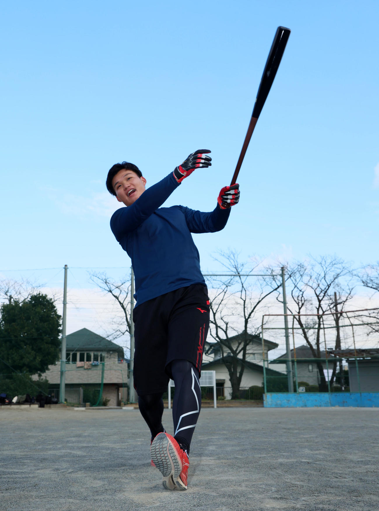 自主トレを公開し青空を背に素振りする森下（撮影・加藤哉）