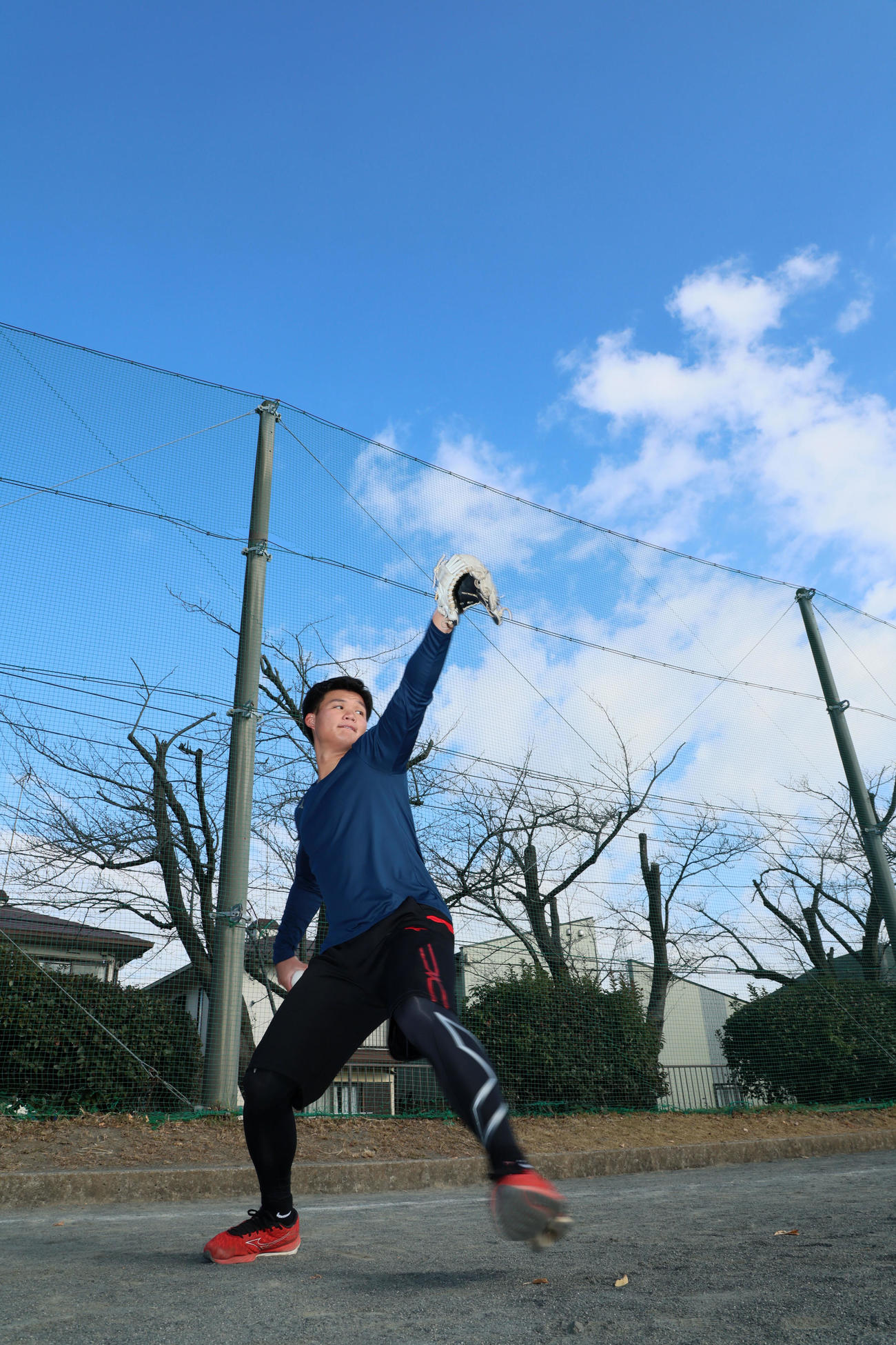 自主トレを公開しキャッチボールする森下（撮影・加藤哉）