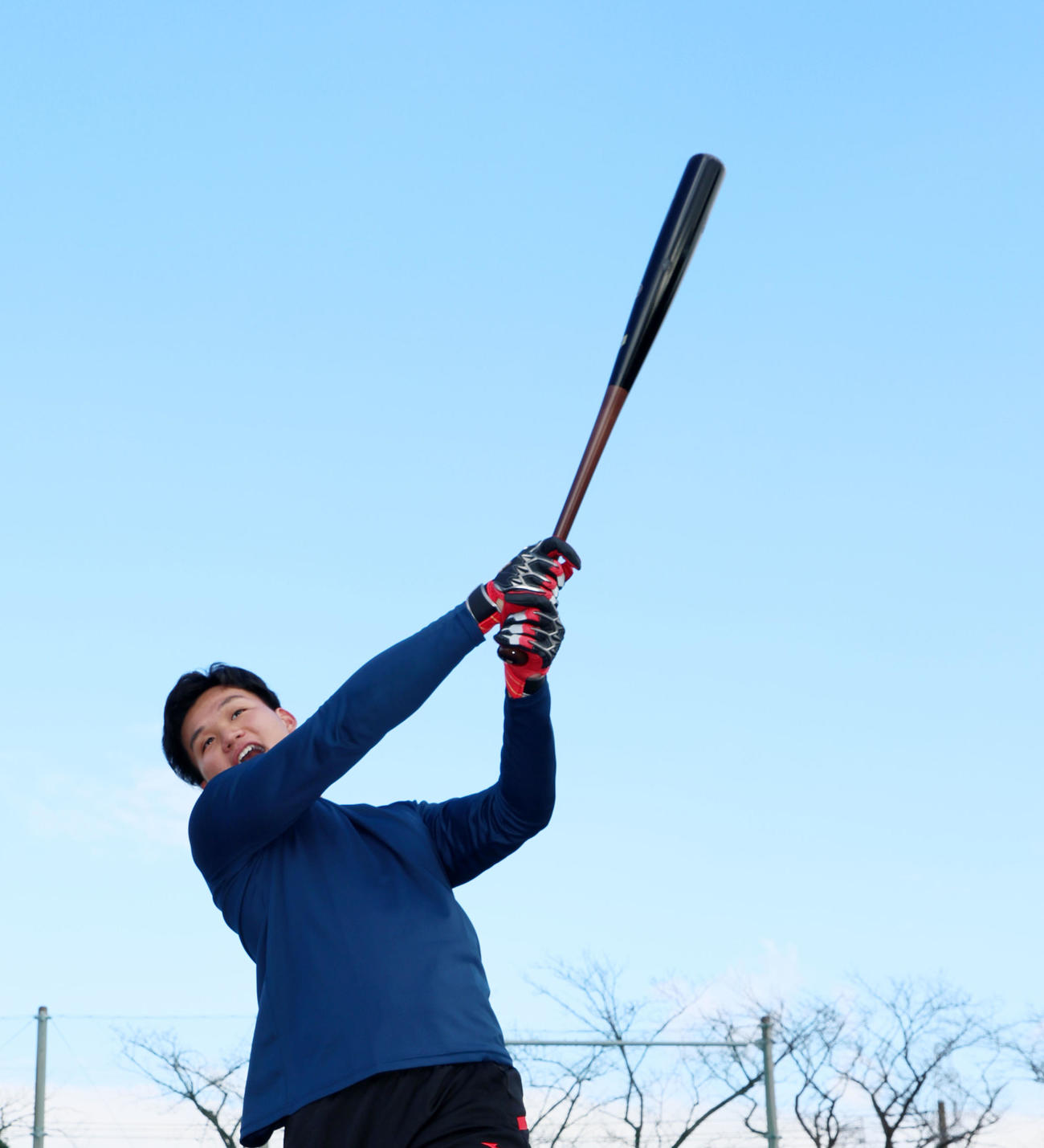 自主トレを公開し素振りを行う森下（撮影・加藤哉）