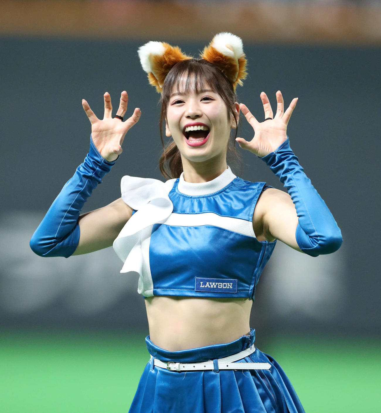 「きつねダンス」を踊るファイターズガールの滝谷美夢さん（撮影・佐藤翔太）