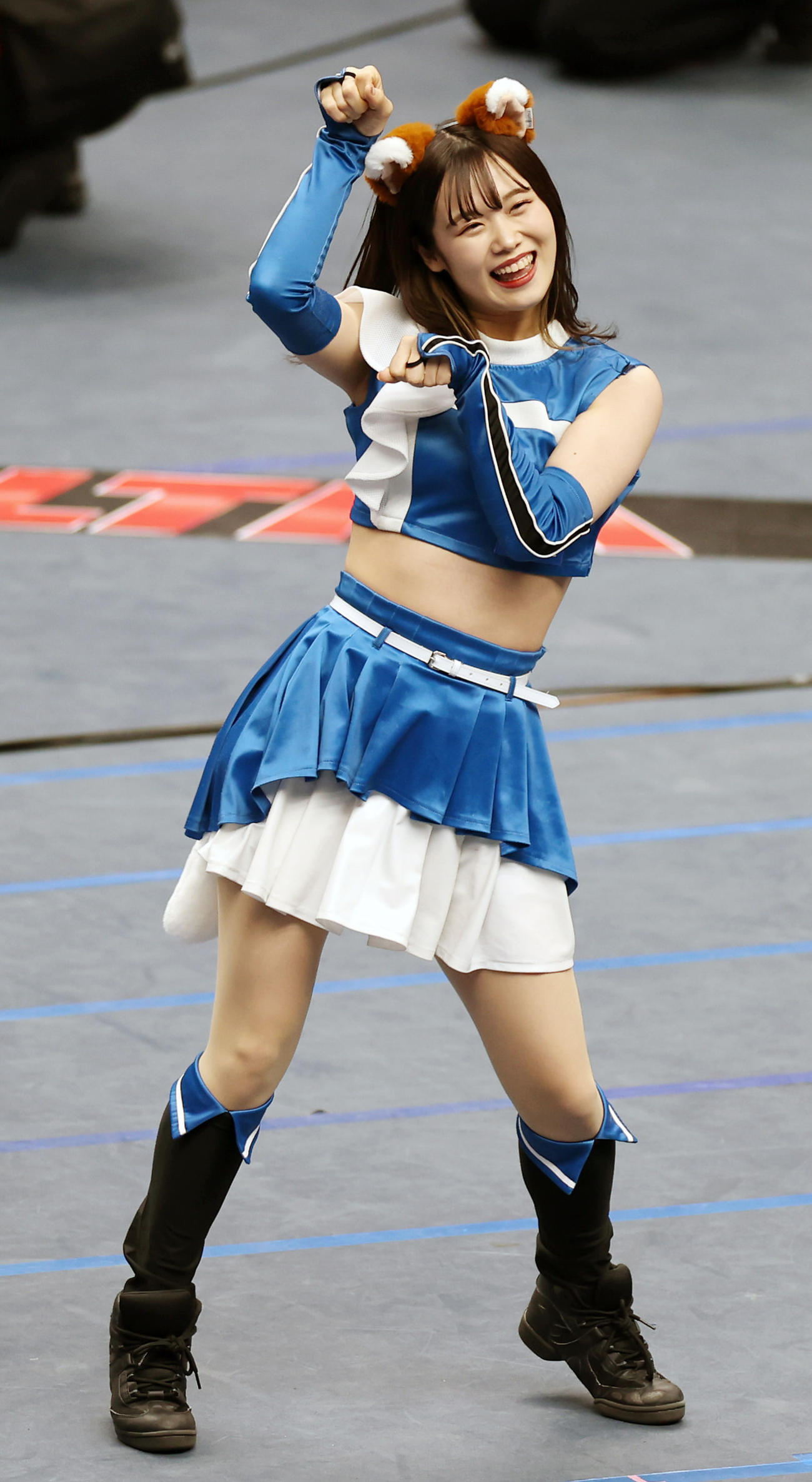 きつねダンスを披露するファイターズガールズ（2022年12月撮影）