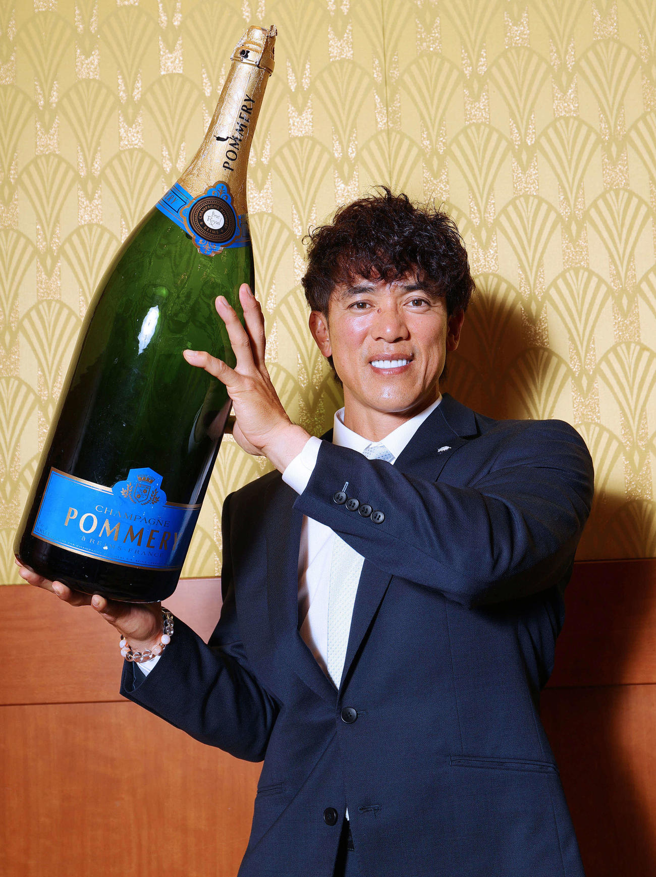 元メジャーリーガーらしく、ビールかけならぬシャンパンファイト？　今季にかける思いを語ってくれた西武松井監督（撮影・野上伸悟）