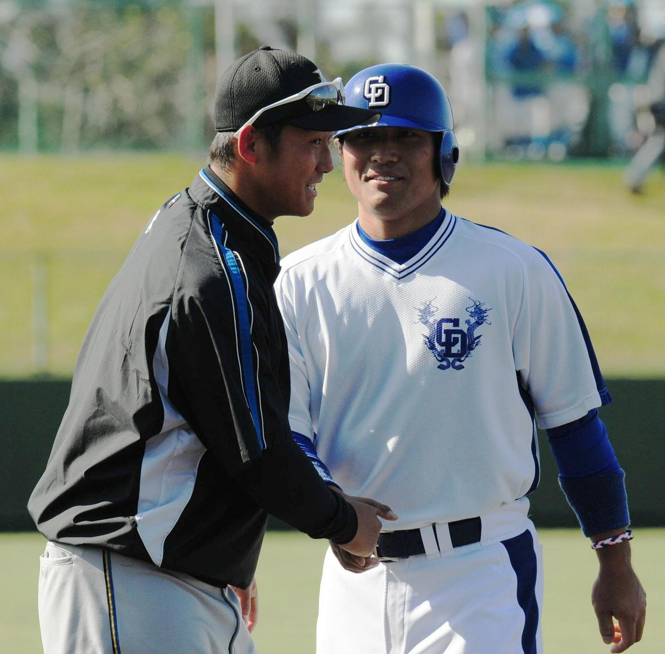 オープン戦前に元中日平田（右）と高校の後輩、中田は握手を交わす（2008年3月撮影）