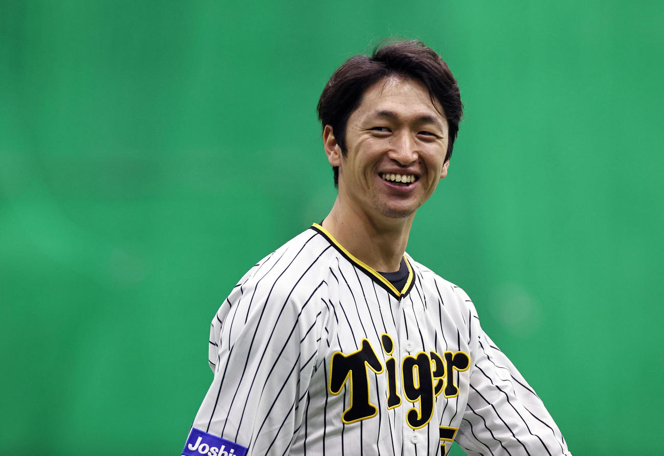 明るい表情を見せる近本光司（2022年3月19日撮影）