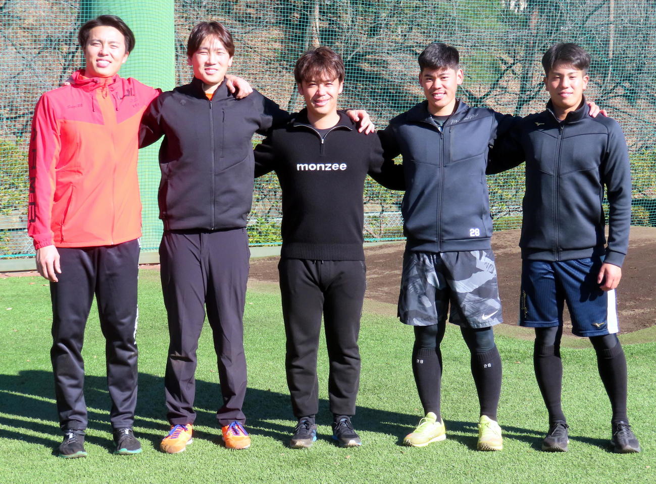 母校創価大グラウンドで自主トレを公開した、左からソフトバンク田中、石川、ヤクルト小川、阪神鈴木、巨人門脇（撮影・三須一紀）