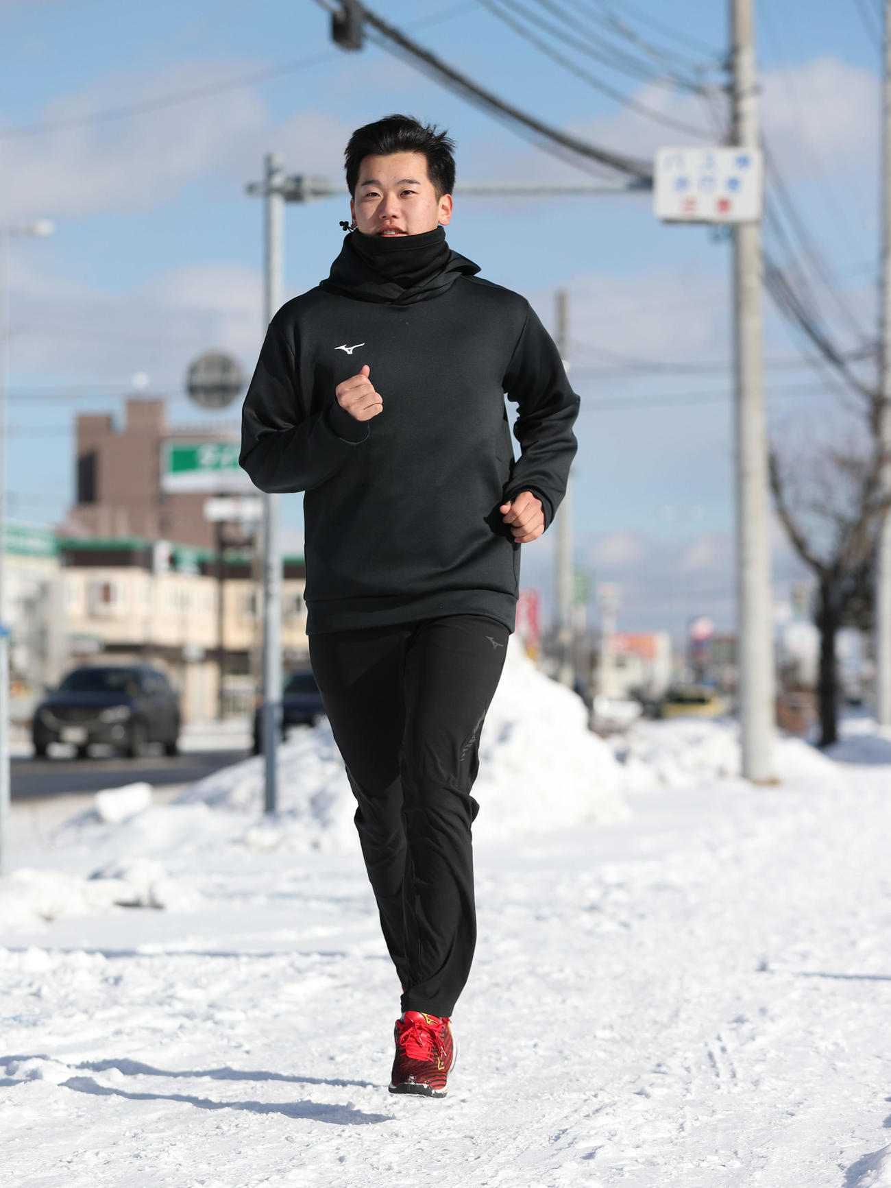 ランニングをする阪神ドラフト2位の門別（撮影・佐藤翔太）
