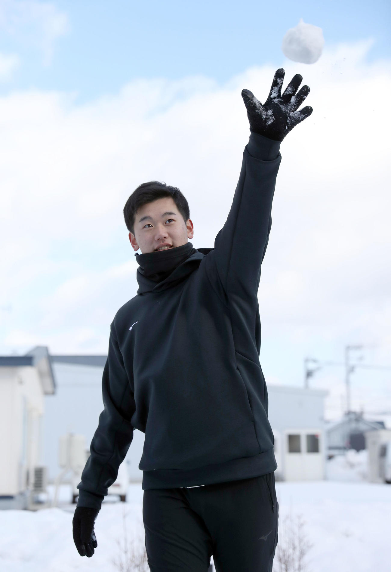 雪玉を投げる阪神ドラフト2位の門別（撮影・佐藤翔太）