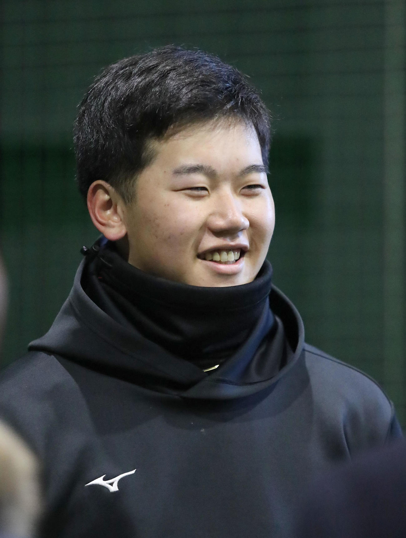 笑顔で囲み取材に応じる阪神ドラフト2位の門別（撮影・佐藤翔太）