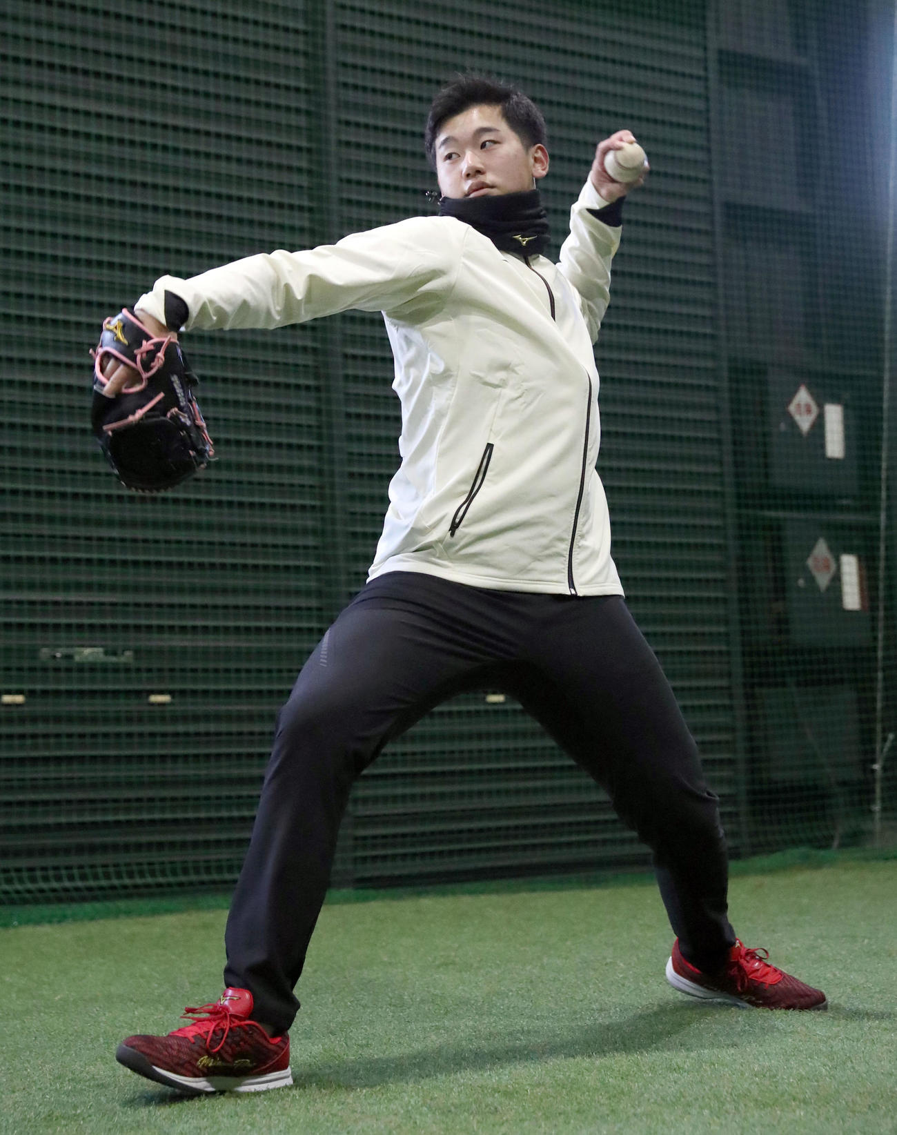 キャッチボールをする阪神ドラフト2位の門別（撮影・佐藤翔太）