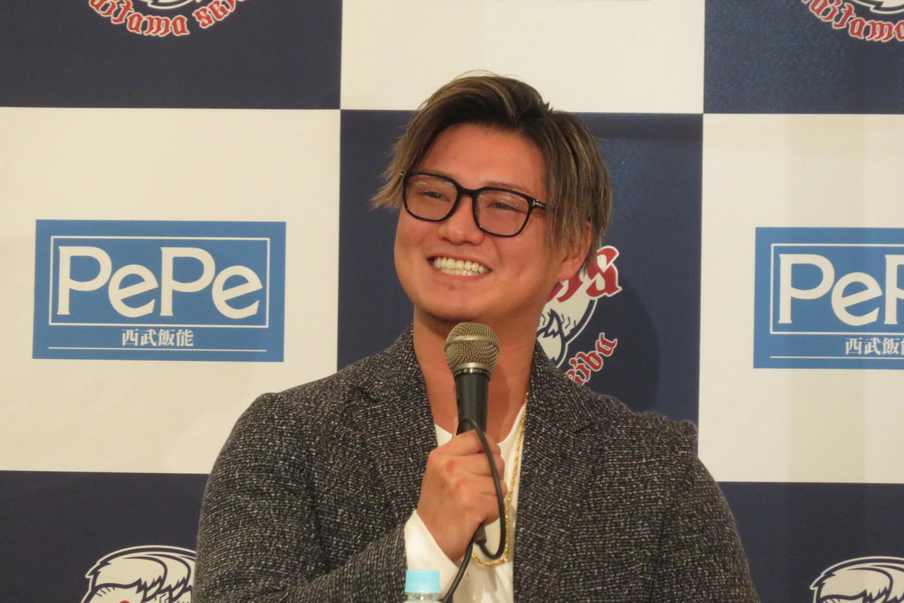 トークショー中に泣き出す子どもに「大丈夫？」と優しく声掛けする西武佐藤龍（撮影・金子真仁）