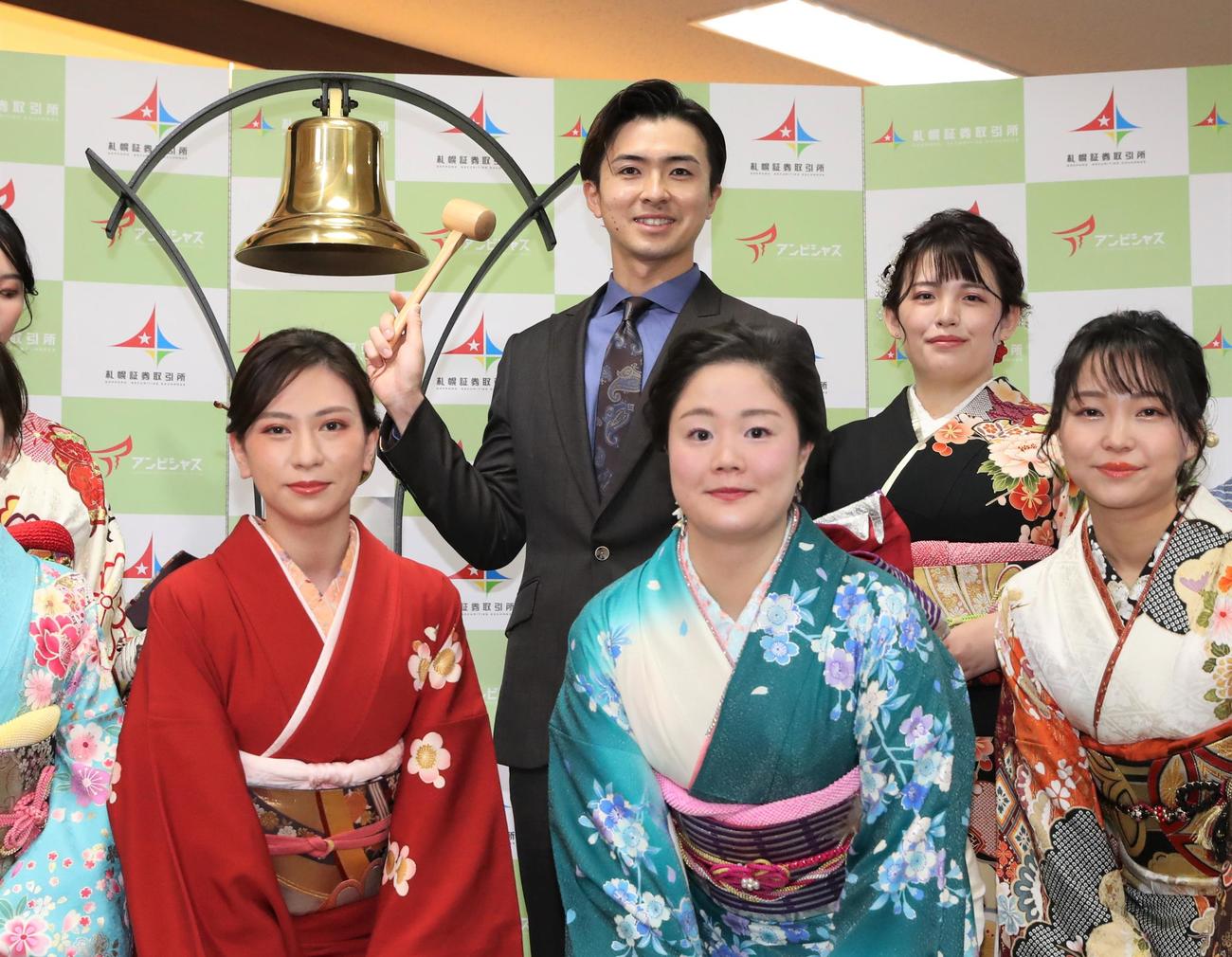 札幌証券取引所の大発会で記念撮影する日本ハム上沢（撮影・黒川智章）