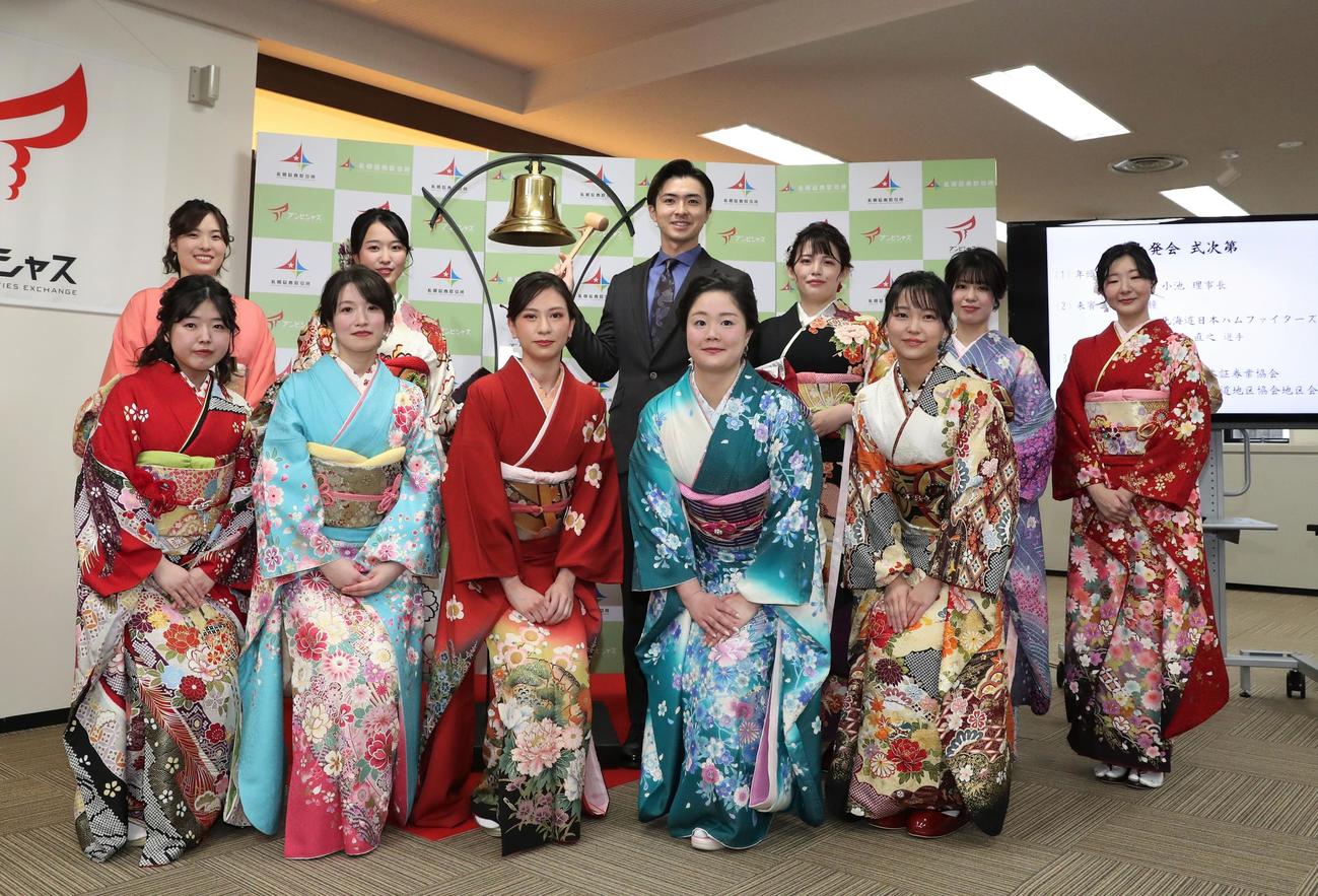 札幌証券取引所の大発会で記念撮影する日本ハム上沢（撮影・黒川智章）
