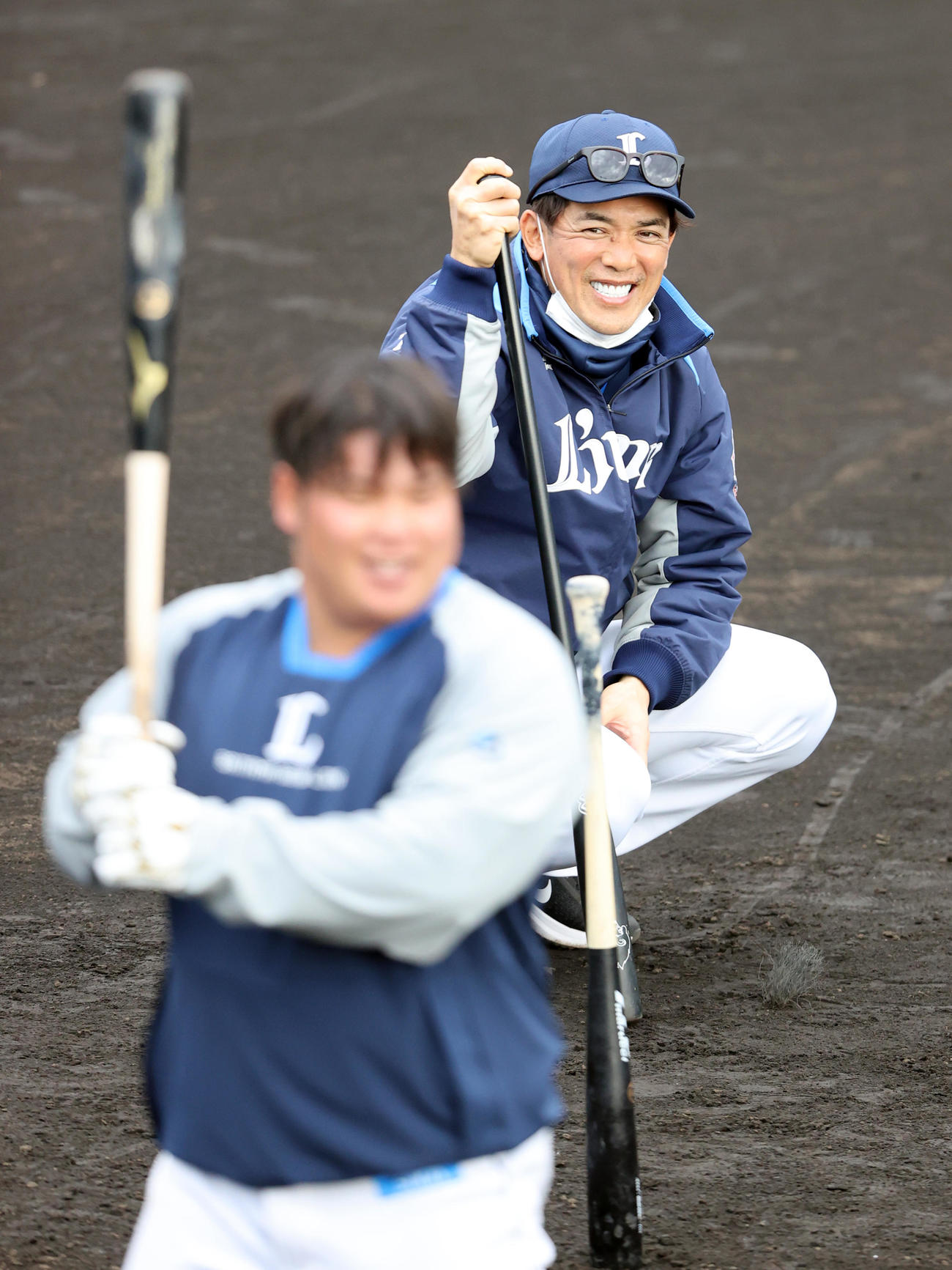 渡部健人（手前）を笑顔で見つめる松井稼頭央監督（2022年2月9日撮影）