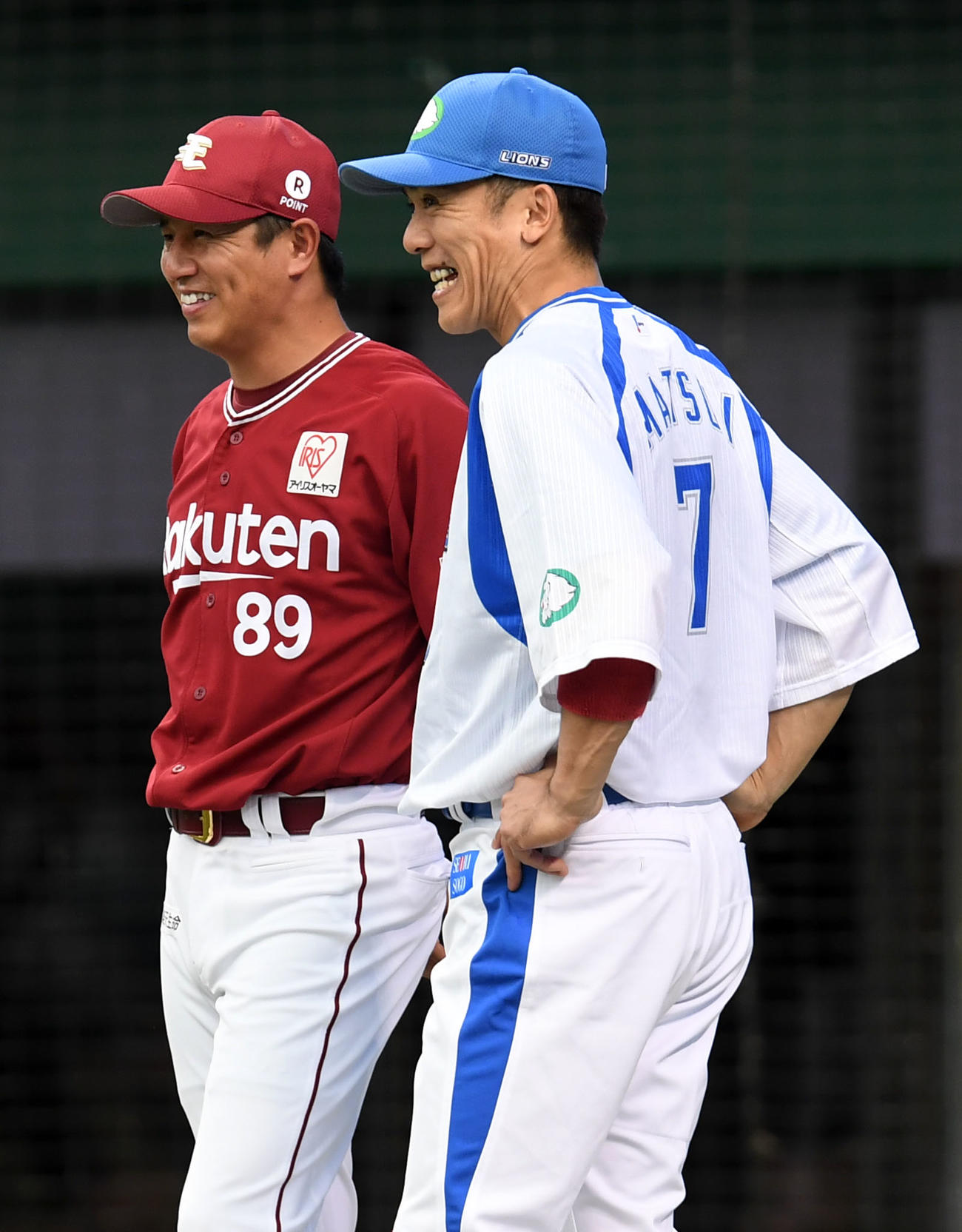 西武対楽天　試合前、談笑する楽天平石洋介監督代行（左）と西武松井稼頭央＝2018年6月29日