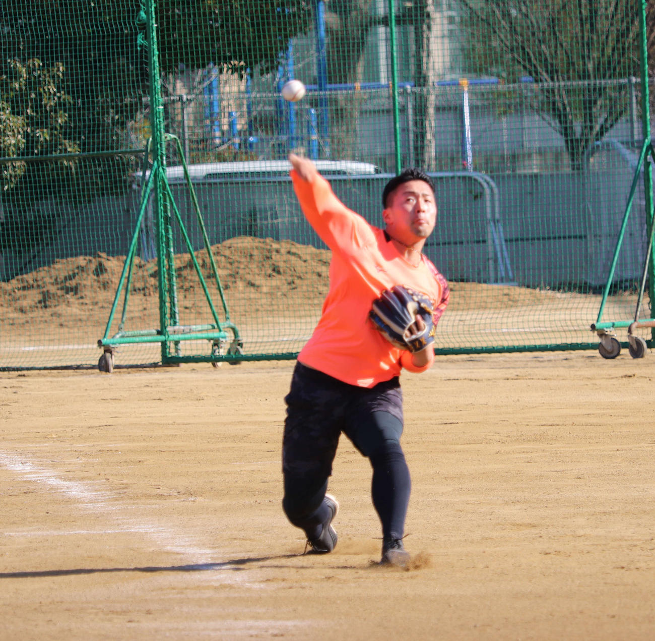 自主トレを公開し、キャッチボールを行う巨人ドラフト1位の浅野（撮影・小早川宗一郎）