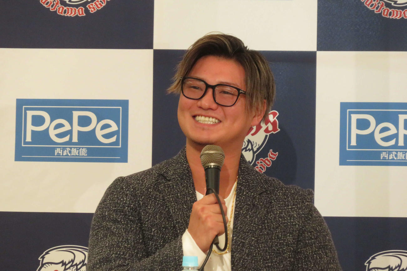 トークショー中に泣き出す子どもに「大丈夫？」と優しく声掛けする西武佐藤龍（撮影・金子真仁）