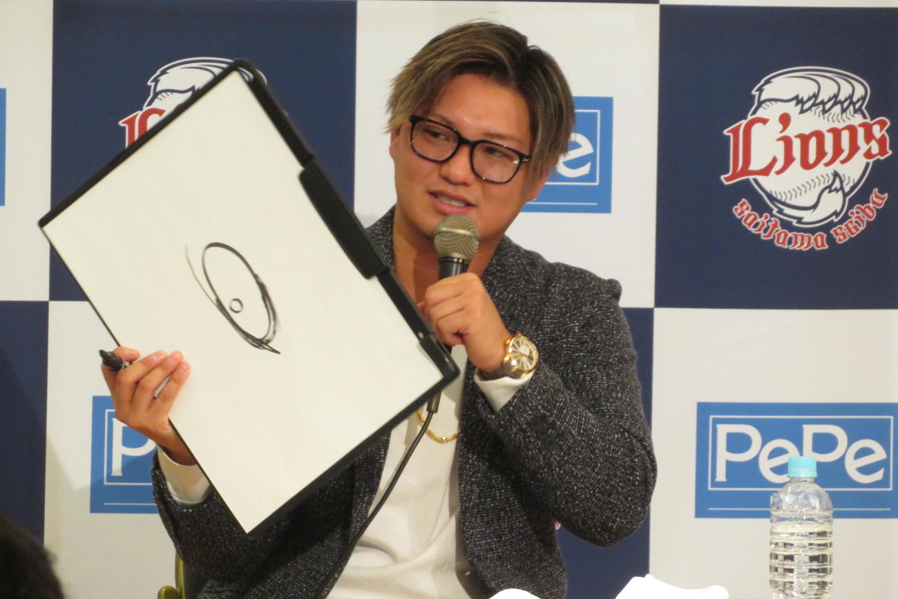 トークショーのお絵描きコーナーで地元厚岸名産のカキを描いた西武佐藤龍（撮影・金子真仁）