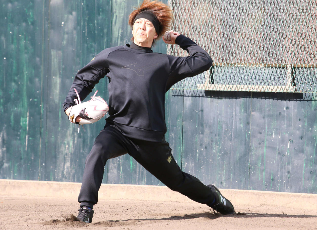 母校の市尼崎のブルペンで立ち投げを行う日本ハム宮西（撮影・木下大輔）